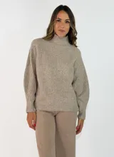 Sweater de punto acanalado en color beige, con cuello alto y mangas largas con diseño abullonado.