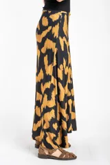 Falda maxi de viscosa con estampado abstracto en tonos negro y mostaza, de corte fluido y largo hasta el suelo.