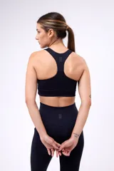 Top deportivo negro con breteles anchos y espalda deportiva.