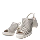 Sandalias de cuero color blanco con diseño calado, plataforma frontal y taco cuadrado. Cuenta con pulsera trasera ajustable con hebilla metálica.