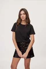 Remera corta de algodón color negro, con cuello redondo, manga corta y calce relajado.