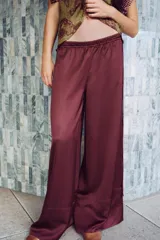 Pantalón bordó de tiro medio, confeccionado en mezcla de viscosa y lino, con pernera recta y amplia, y detalle de doble cintura ajustable con lazadas.