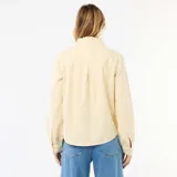 Blusa vaquera de manga larga en color amarillo claro, con cuello alto adornado con volantes y cierre frontal de botones.