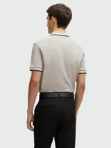 Polo blanca de algodón piqué de la marca Boss, con cuello clásico, tapeta de dos botones y logo bordado en el pecho. Detalles en negro en cuello y mangas.