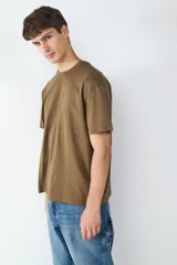 Camiseta de manga corta con cuello redondo y corte relajado, confeccionada en algodón de color marrón.