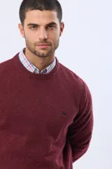 Buzo tejido de lana con escote redondo a la base, de manga larga y calce clásico.