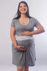 Camisón maternal de manga corta color gris melange, con escote redondo y detalle de puntilla blanca en la cintura. Diseño pensado para la lactancia con elástico bajo el busto.