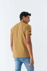 Remera de hombre color ocre con estampado frontal con la frase 'Relax and enjoy the winter mood' y logo de la marca Mistral.