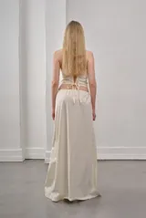 Falda maxi color crema de poplin 100% algodón, corte amplio y cintura con cordón ajustable.