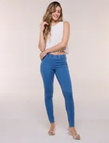 Pantalón jegging de tiro medio en tejido de denim azul, con calce ajustado skinny, cintura elastizada y bolsillos traseros funcionales.