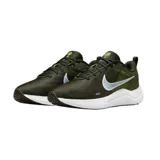 Championes Nike Downshifter 12 para hombre, color negro con detalles en rojo y suela blanca.