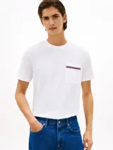 Remera blanca de manga corta para hombre, confeccionada en algodón regenerativo con tejido piqué. Cuenta con cuello redondo, corte regular fit y un bolsillo aplicado en el pecho adornado con la cinta distintiva de la marca.