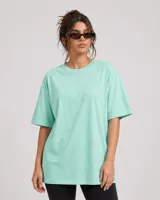 Remerón de corte oversize, color verde agua, con cuello redondo y mangas cortas. Confeccionado en algodón.