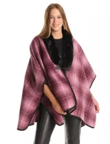 Ruana de tejido suave, color beige y marrón con estampado geométrico repetitivo. Posee cuello con aplique de piel sintética marrón y ribetes negros. Se combina con un suéter marrón de manga larga con botones en el puño.