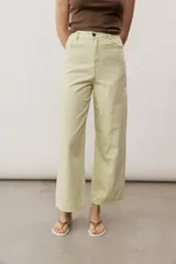 Pantalón de jean verde lima, de corte recto y tiro alto, con bolsillos traseros y etiqueta de cuero con logo en la parte posterior.