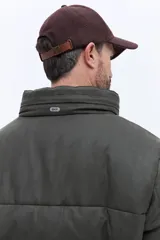 Campera puffer de nylon con diseño matelaseado, cuello alto y cierre frontal. Presenta un corte regular, bolsillos laterales con cierre y logo bordado en el pecho.
