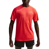 Remera deportiva Nike Pro de manga corta, color rojo, con diseño de perforaciones láser en el pecho y logo de la marca estampado en blanco.
