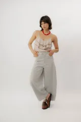 Pantalón de corte amplio, con diseño de rayas sutiles y bolsillos delanteros.