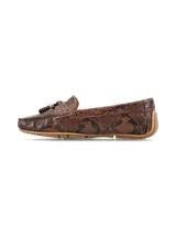 Mocasines de mujer con estampado efecto piel de serpiente en tonos marrones. Presentan detalle de borlas en el empeine con argolla metálica dorada y suela de goma segmentada.
