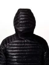 Campera negra ultraligera de plumón para hombre, con capucha, cierre frontal completo y bolsillos laterales con cierre.