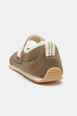 Zapato tipo bailarina deportiva barefoot color marrón, con detalles en beige, puntera amplia, suela flexible y cierre con tira ajustable en el empeine.