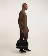 Buzo deportivo color verde claro, de manga larga y cuello redondo. Confeccionado en tejido de poliéster, viscosa y elastano.