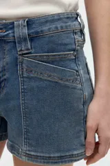 Short de jean tiro medio con calce recto, bolsillos frontales aplicados y costuras destacadas.