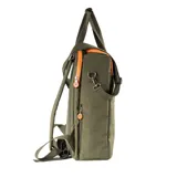 Bolso matero verde con detalles en naranja, confeccionado en poliéster. Cuenta con doble cierre, correa regulable, asas fijas y herrajes plateados. Posee bolsillos internos y externos, compartimentos para notebook y matero, y logotipo de la marca en el frente.