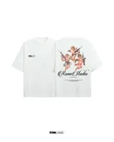 Remera blanca de algodón con cuello redondo y mangas cortas. Estampado en la espalda con ángeles armados y el logo de la marca.