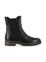 Bota tipo Chelsea de cuero negro con textura granulada, paneles laterales elásticos y suela track con detalle de madera en el talón.