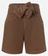 Short corto de sarga en color beige, con tiro medio, bolsillos laterales y cinturón incorporado del mismo tejido para atar en la cintura.
