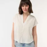 Blusa de manga corta con cuello en V y diseño a rayas verticales finas. Presenta un corte holgado y fluido.