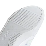 Championes urbanos Adidas Courtblock Bold de cuero sintético blanco con detalles iridiscentes en las tres tiras laterales.