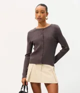 Cardigan femenino Blue Steel confeccionado en tricot con viscosa certificada, con textura en relieve, cuello redondo, mangas largas, cierre frontal de botones y terminaciones acanaladas.