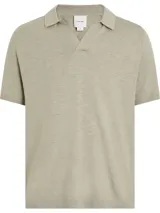 Chomba color beige de tejido de punto texturizado, con cuello polo abierto y mangas cortas.