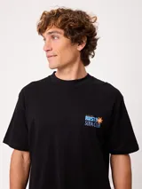 Remera gris oscuro de manga corta, con calce holgado y gran estampado en la espalda de una lata de refresco con la inscripción "Rusty Soda Club".
