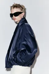 Chaqueta bomber negra ZW Collection con acolchado interior, cuello envolvente de solapa cruzada, mangas largas con puños elásticos y bajo con elástico.