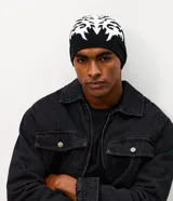 Gorro de punto doble faz con diseño tribal abstracto en contraste. Confeccionado en tejido de acrílico suave, ofrece aislamiento térmico y un ajuste cómodo.