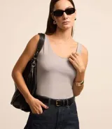 Blusa musculosa color gris claro, con escote en U y breteles anchos. Confeccionada en poliamida y poliéster.