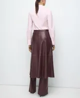 Camisa entallada de popelín de algodón color rosado, con cuello camisero, manga larga y cierre frontal oculto con botones bajo tapeta.