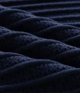 Remera masculina de algodón con textura acanalada y efecto punto. Presenta un diseño de corte regular, cuello redondo y manga corta.