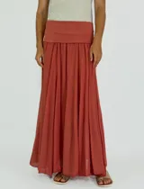Pollera larga de corte amplio y fluido, con cintura ancha y diseño plisado. Confeccionada en tela liviana con caída natural.