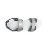 Sandalias Caterpillar modelo Second Chance, de estilo deportivo y urbano, color gris y plateado con suela chunky blanca dentada. Cuentan con tiras ajustables con velcro y forro interior suave.