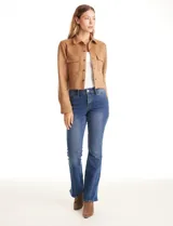 Chaqueta corta color tostado de gamuza sintética, con cuello solapa, cierre frontal con botones a presión y bolsillos aplicados en el pecho.