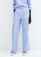 Pantalon cargo de corte recto con estampado de rayas verticales en tonos azul y blanco. Presenta cintura elástica con cordón ajustable, bolsillos laterales y bolsillos de solapa en los costados.