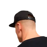 Gorra Puma Flatbrim negra con logo bordado en blanco en el frente.