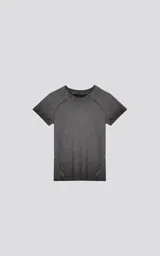 Remera de manga corta y cuello redondo, color gris oscuro con efecto gastado (acid wash/vintage). Presenta costuras exteriores marcadas en los hombros y costados, y un dobladillo deshilachado en mangas y ruedo.