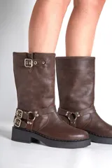 Bota marrón de cuero con caña media, suela track y apliques plateados.