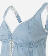 Top cropped de jeans celeste con escote corazón, breteles anchos y abertura frontal central abotonada. Los bordes del escote y la abertura están decorados con un ribete de encaje blanco tipo picot.