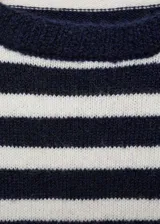 Vestido midi de punto con diseño recto, cuello redondo y manga larga, caracterizado por su estampado de rayas horizontales en azul marino y blanco.